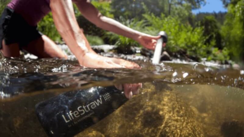 4_lahev-na-piti-lifestraw-lahev-co-si-vzit-na-trek